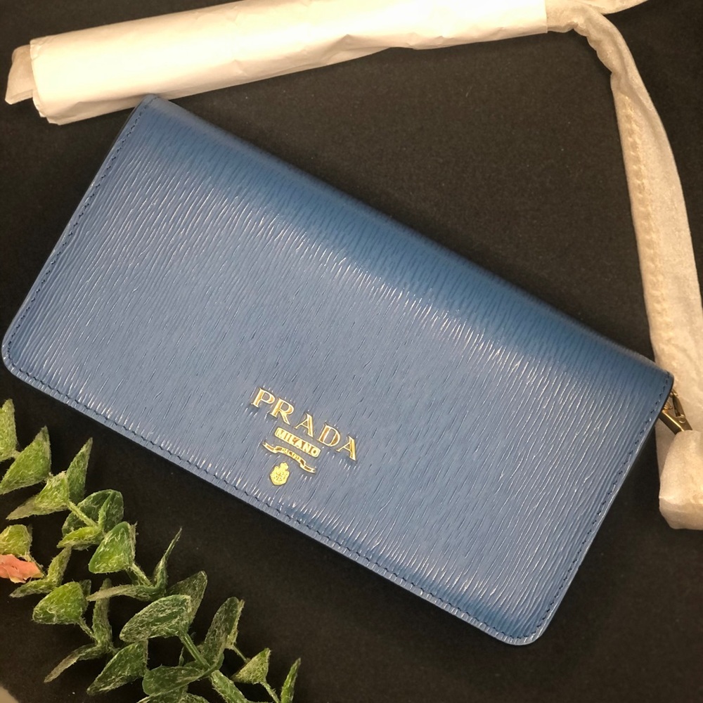 SOLD. Brand new Prada wallet wt chain